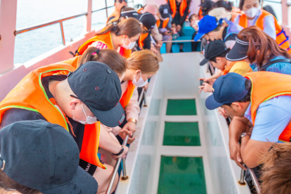 Trải nghiệm đi tàu đáy kính tham quan san hô Vĩnh Hy. Ảnh: Vĩnh Hy Discovery