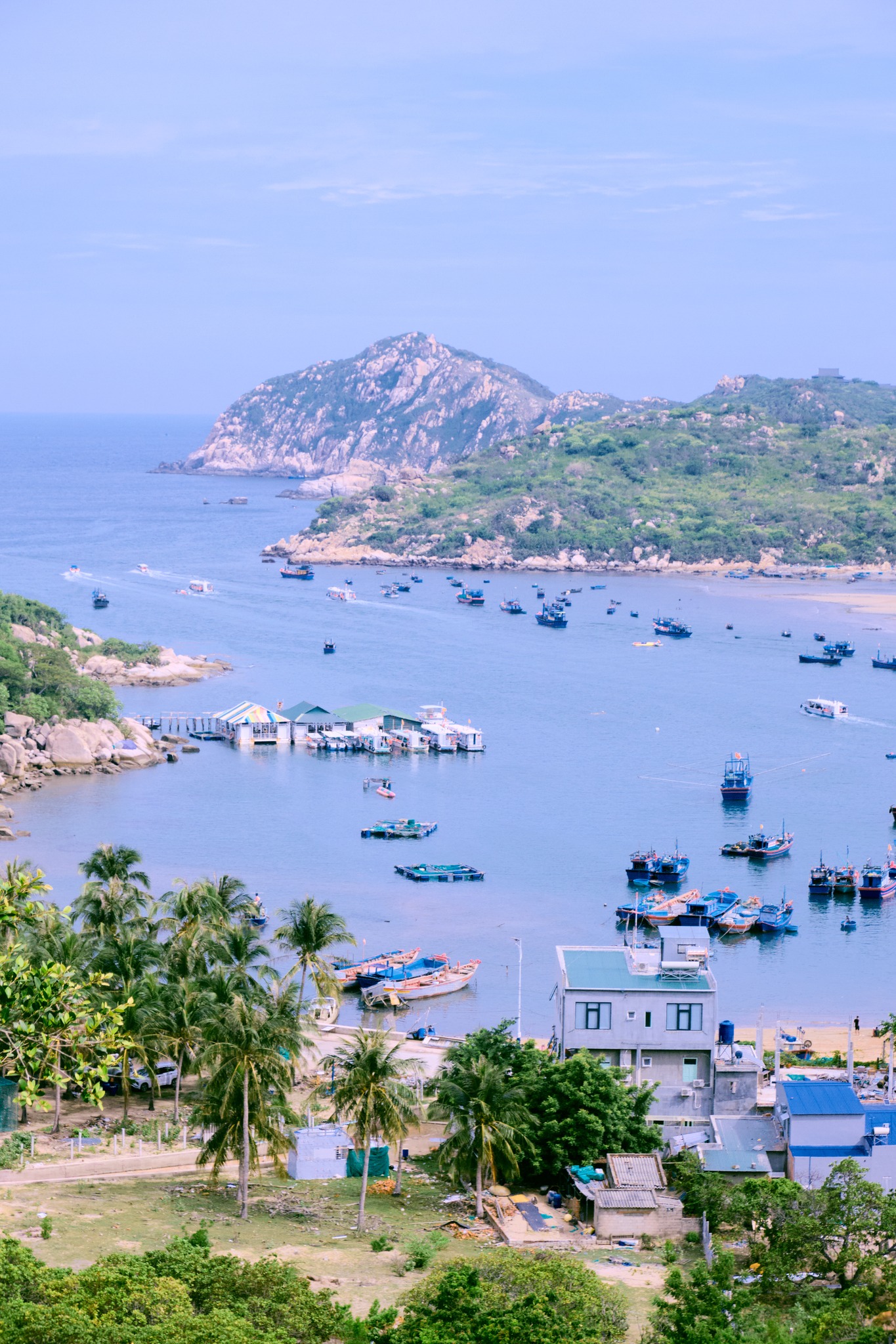Vịnh Vĩnh Hy - TOP 8 vịnh biển đẹp nhất Việt Nam
